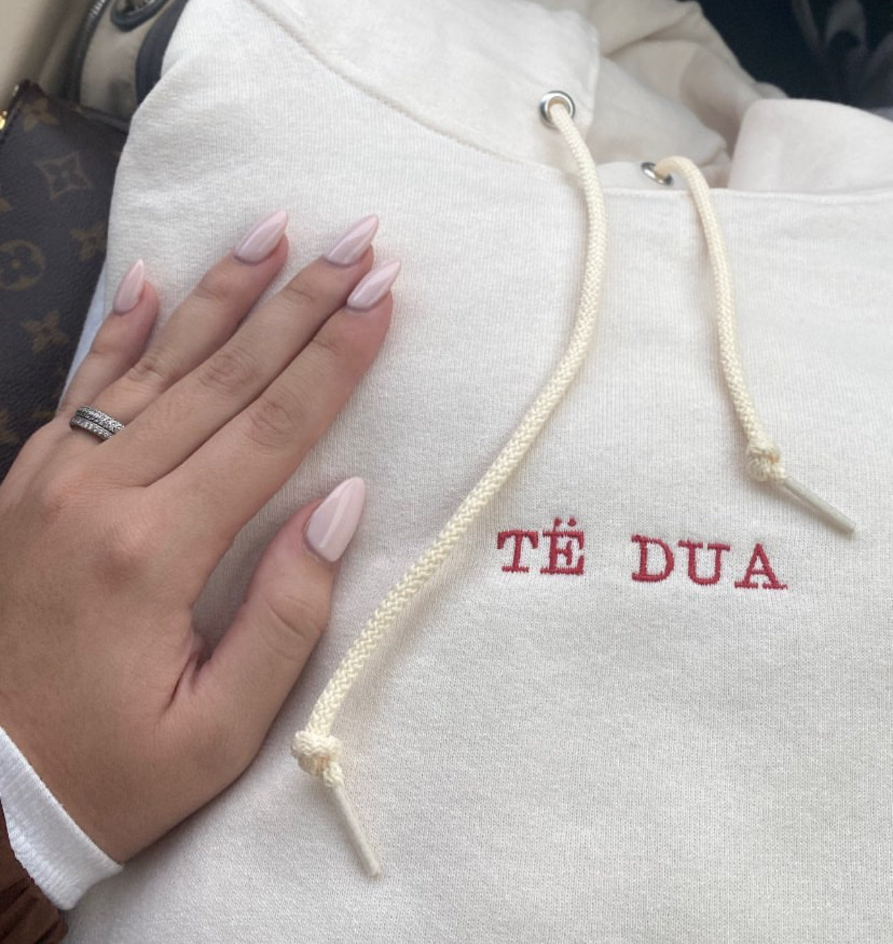 TË DUA hoodie designed by Yasmine